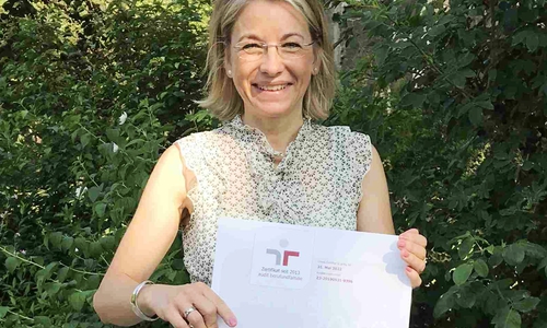 Jessica Gümmer-Postall, Personalvorstand der Evangelischen Stiftung Neuerkerode,  mit der Zertifikats-Urkunde. Foto: Evangelische Stiftung Neuerkerode   
