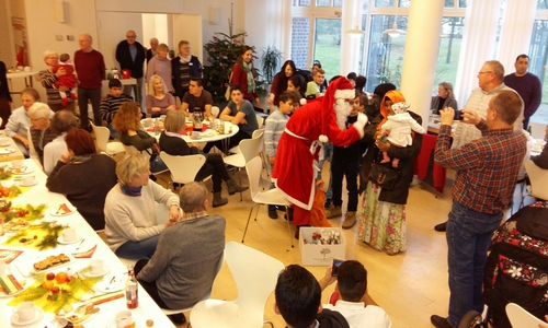 Heitere Stimmung herrschte bei der gut besuchten interkulturellen Weihnachtsfeier, die vom Senioren- und Pflegestützpunkt des Landkreises Goslar organisiert wurde. Foto: Landkreis Goslar