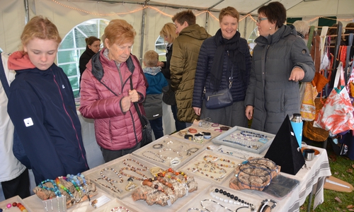 Beim Herbstmarkt gab es einiges zu entdecken. Fotos: Evangelisch-Lutherische Kirchenkreis Peine