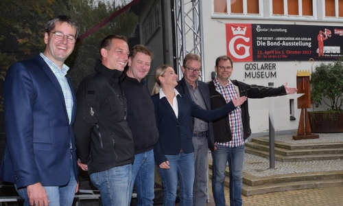 Dr. Oliver Junk (von links), Florian Wildmann, Henning Kluß, Linda Cavelmann und Christoph Gutmann vom städtischen Fachdienst Kultur sowie Odin Paul stehen dort, wo beim Open Air die LED-Leinwand stehen wird. Das Publikum findet auf der Museumsplaza Platz. Fotos:
 Stadt Goslar
