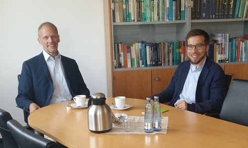 Prof. Dr. Jörg Overmann (links) im Gespräch mit MdB Victor Perli (rechts). Foto:  Leibniz-Institut DSMZ
