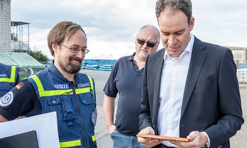 GWE-Geschäftsführer Ingo Lüdicke im Gespräch mit THW-Gruppenführer Markus Koenemann. Fotos: THW