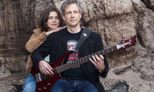 Das Duo two smArt gibt Lieder für den guten Zweck zum besten. Foto: Band 