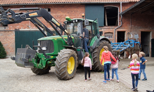 Kleine Kinder, große Maschine. Neben den Nutztieren ist die Ackerwirtschaft für Bauer Bues wichtig. Der Traktor hilft beim Pflügen und beim Transport. Fotos: Bauer Bues