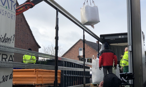  Die Kronkorken werden verladen.