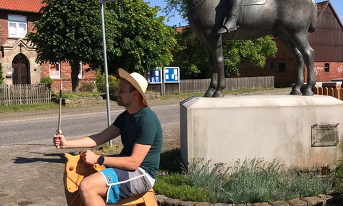  Das Reiterstandbild des Hehlinger Rolands: Ob das Schaukelpferd Bonuspunkte bringt?