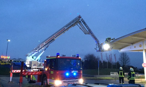 Das Flachdach hatte sich durch den Sturm gelöst.
Fotos: Freiwillige Feuerwehr Helmstedt