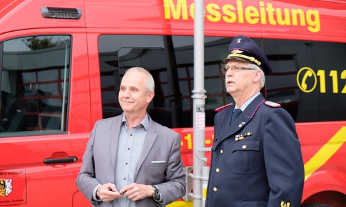 Landrat Thomas Brych zusammen mit Kreisbrandmeister Uwe Fricke vor dem neuen Messleitwagen.

Foto: Landkreis GOslar