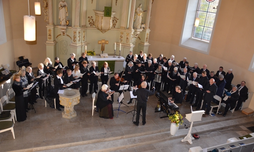 Die vereinigten Kirchenchöre Hohenhameln und Gronau führten unter der Leitung von Gerlinde und Christian Lauckner die vollständige Mozartkomposition „Missa brevis“ in D-Dur auf.  Fotos: Evangelisch-Lutherischer Kirchenkreis Peine