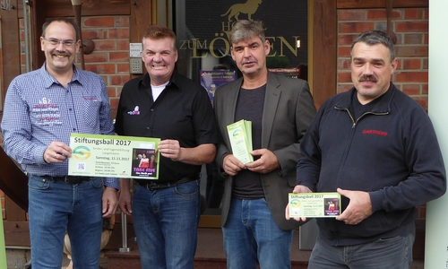 v.l. Stiftungsgründer Hartmut Richter, Thomas Wietig, Stiftungsgründer Jens Fiebig, Michael Garthoff
bei der Präsentation der Eintrittskarten zum Langelsheimer Stiftungsball. Foto: Kinder- und Jugendstiftung Langelsheim