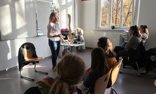 Beim Expertentag konnten Schüler der IGS Wallstraße mit Vertretern verschiedener Berufe ins Gespräch kommen.

Foto: IGS Wallstraße