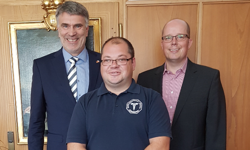 Erster Kreisrat Henning Heiß, Daniel Wurzler (Organisatorischer Leiter Rettungsdienst) und Hendrik Voges (Ärztlicher Leiter Rettungsdienst) Foto: Landkreis Peine 