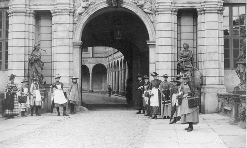 Kostümierte Schlossschülerinnen vor dem Schlossportal um 1900. Quelle: Museum Wolfenbüttel