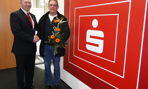 Florian Köhler gratuliert Hans-Dieter Heumann zu seinem Gewinn. Foto: Sparkasse Gifhorn-Wolfsburg