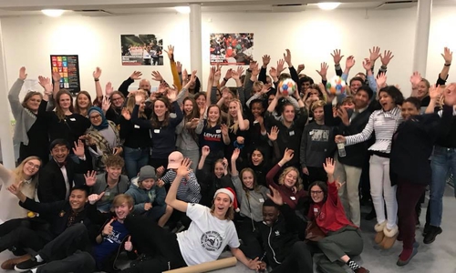 Ein Gruppenfoto der am kulturellen Austausch beteiligten Schüler. Foto: Veranstalter Ungdomsbyen (c/o Global Platform)