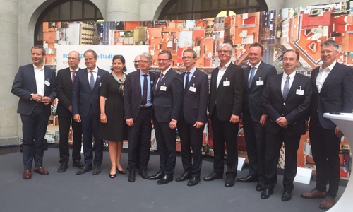 Oberbürgermeister Klaus Mohrs (mittig) mit der Jury in Berlin. Foto: Stadt Wolfsburg