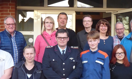Foto von links:

hinten – Klaus Warnecke, Carina Gutzi, Marcus Müller, Klaus Schrader, Heike Wiegel, Gerd Kuhlmann, Peter Lampe, Jan Fischer

vorn    - Noah Hagen, Adriane Nixdorf, Dirk Gorisek, Aiden Guski, Lea Sohr, Dennis Wagenknecht 

Foto: Heike Wiegel