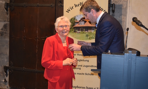 Barbara Trumpfheller erhält die Ehrennadel. Foto: Stadt Goslar