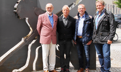 Prof. Peter Tuma mit den technischen Machern: Bernd Kowalewski-Backhauß, Thomas Schwarz und Andreas Heiser, beide Fa. K. Domeier (v. li.). Fotos: Stadt Schöningen