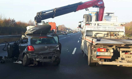 Auf der A2 verletzte sich eine junge Frau schwer. Foto: Polizei