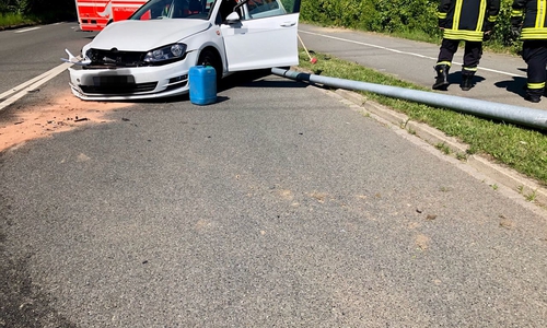 Gegen 10.40 Uhr war ein Golf Variant aus bislang ungeklärter Ursache frontal gegen eine Straßenlaterne geprallt. Foto: Ortsfeuerwehr Fallersleben