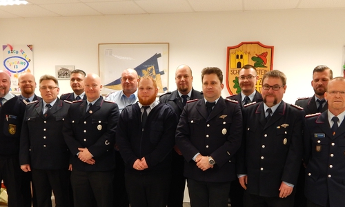 Gemeindebrandmeister Sascha Kehlau, Samtgemeindejugendfeuerwehrwart Mirko Wogatzki, Thorsten Stötzer, Sven Spaleck, Lars Baumgart, Gefahrgutbeauftragter Thomas Mehr, Sascha Höft, 2. Stellv. Gemeindebrandmeister Tobias Schierding, Axel Bäthge, Jens Hielscher, Frank Schultz, Oliver Schulze und 1. Stellv. Gemeindebrandmeister Andreas Wogatzki. Foto: Feuerwehr Velpke
