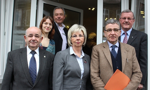 Von links: Bruno Polzin (stellvertretender Landrat), Nathalie Weidner (Koordinatorin), Ulrich Hagedorn (Geschäftsführer AWO Wolfenbüttel/Salzgitter), Gabriele Siebert-Paul (Kreisvorsitzende der AWO), Thomas Pink (Bürgermeister) und Wilhelm Schmidt (Präsident der AWO) bei der Eröffnung des "Salawo". Foto: Max Förster