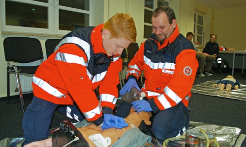 Sanitätshelfer Philipp Ballschuh und Ingo Heindorf (re.) bei der Herz-Lungen-Wiederbelebung. Fotos: Natalia Shapovalova / Johanniter