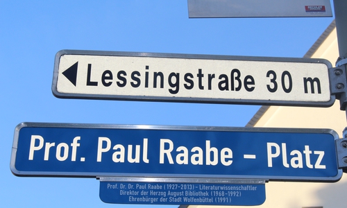 Der "Prof. Paul Raabe-Platz" soll bald "Prof.-Paul-Raabe-Platz“ heißen. Foto: Jan Borner