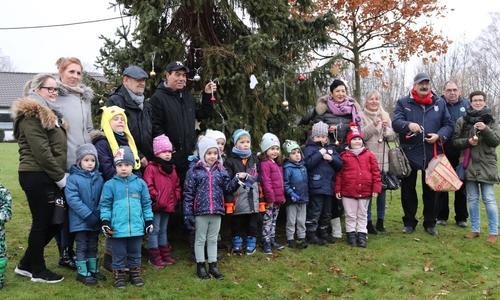 Beim alljährlichen Baumschmücken des Ortsrates herrschte eine ausgelassene Stimmung. Foto: privat