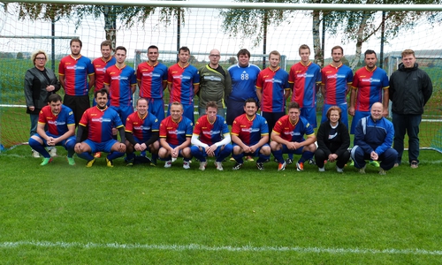 Haarstudi spendet Trikots an 2. Herrenmannschaft des SV Halchter. Hier: Das Team um Daniel Döring vom SV Halchter sowie Inhaberin des Haarstudios Wiedemann Tanja Wiedemann und Juniorchef Justin Hermann. Foto: Privat