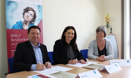 Oliver Syring, Geschäftsführer der Allianz für die Region, Anja Meier, Samtgemeindebürgermeisterin Boldecker Land, und Cornelia Hoffmann, Leiterin der Christian-Albinus-Oberschule Weyhausen bei der Vertragsunterzeichnung. Foto: Sandra Zecchino