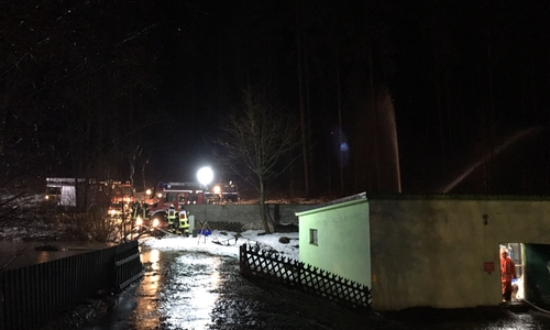 Das Waldbad in Hohegeiß drohte gestern Abend unter den Wassermassen von Schneeschmelze und Regenfällen zu brechen. Video/Fotos: aktuell24(BM)