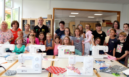 Die Ferienpasskinder bei Näh-Workshop in der Remlinger Schule. Foto: Bernd-Uwe Meyer