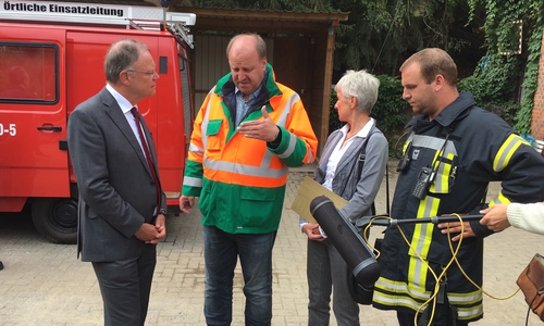 Stephan Weil lässt sich den Stand der Dinge erläutern. Fotos/Video: Alexander Dontscheff