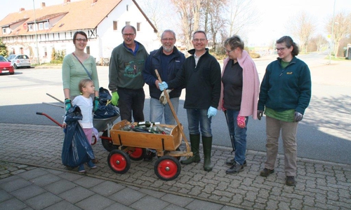 Trotz des zahlreichen Mülls herrschte in den einzelnen Gruppen eine gute Stimmung. Fotos: Diethelm Krause-Hotopp