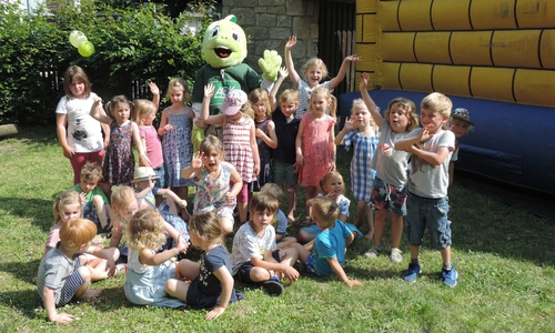 Die Kinder der Kita "Regenbogen" mit Jolinchen dem Drachen in ihrer Mitte.

Foto: Kita Salzdahlum