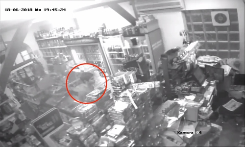 Die Polizei sucht diesen Mann, der in Goslar mit einem gefälschten 50-Euroschein bezahlt hat. Foto: Polizei