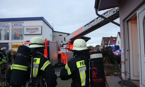 Atemschutztrupps machen sich in der Ahlumer Straße bereit, in das Gebäude zu gehen. Foto: Feuerwehr