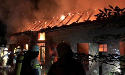Das Gebäude stand in Vollbrand. Fotos: Feuerwehr Schöningen