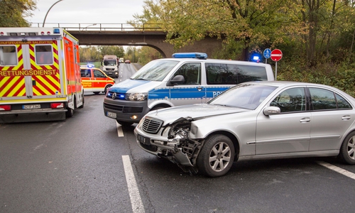 Der Mercedes hat den Motorradfahrer mit seiner linken Front erwischt. Foto: Rudolf Karliczek