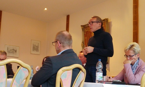 Dirk Becker, Fachbereichsleitung der Wirtschaftsförderung, informiert über die hohen Kosten des Panckets. Foto: Alexander Panknin