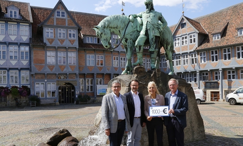 Von links: Bürgermeister Thomas Pink, Michael Bayer (Kiwanis-Clubsekretär), Kiwanis-Präsidentin Ulrike Schade und Axel Gummert vom Freundeskreis Satu Mare. Foto: Stadt Wolfenbüttel