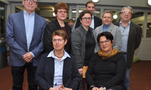Der neue Vorstand des Helmstedter Lebenshilfe-Vereins: Peter Habermann (stehend von links), Vera Anders, Jennifer Jatzak, Lebenshilfe-Geschäftsführer Bernd Schauder, Ilona Junker und Rainer Loos sowie (vorne links) die neue Vorsitzende Gisela Förster und ihre Stellvertreterin Cornelia Kozick. Foto: Lebenshilfe