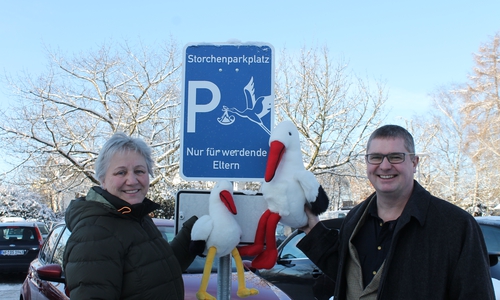 Heyke Simon und Matthias Buhles am Storchenparkplatz. Foto: Klinikum Wolfenbüttel