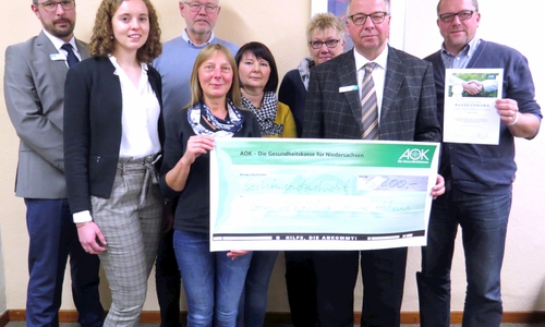 Thiemo Cassel (Fachberater im Außendienst, AOK), Michaela Warning (BGM-Beraterin, AOK), Wolfgang Meyer (Personalrat, Gemeinde Liebenburg), Ute Fricke (BGM-Projektkoordinatorin, Gemeinde Liebenburg), Svetlana Pisareva, Heike Hartmann (Mitarbeiterinnen Gemeinde Liebenburg), Rainer Rinne (Regionaldirektor Braunschweiger Land, AOK), Alf Hesse (Bürgermeister, Gemeinde Liebenburg)

Foto: AOK