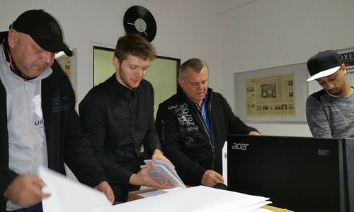 Adrian Koschyk, Kreshnik Keqa, Martin Koschyk und Besnik Salihi packen die Kalender in die Weihnachtspost (v. li.). Foto: privat