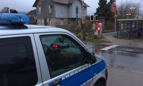 Die Bahnstrecke Wolfenbüttel - Schöppenstedt musste während der Rettungsarbeiten gesperrt werden. Foto: Werner Heise