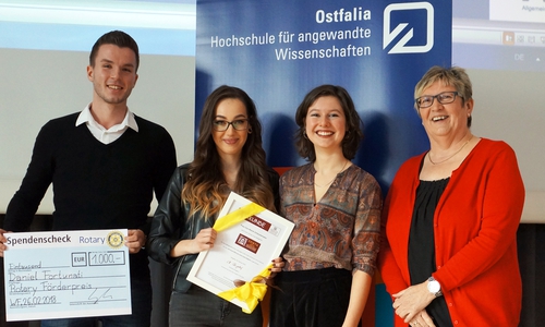 Die Studierenden Daniel Fortunati, Lisa Marie Scheunemann und Carina Potthast freuten sich gemeinsam mit Ostfalia-Präsidentin Rosemarie Karger über die verliehenen Preise. Foto: Ostfalia
