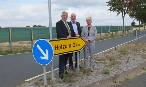etzen sich für mehr Sicherheit an den Kreuzungen ein: Landtags- und Kreistagsabgeordneter Frank Oesterhelweg, Kreisbaurat Claus-Jürgen Schillmann und Landrätin Christiana Steinbrügge während eines Ortstermins an der Apelnstedter Kreuzung. Foto: Landkreis Wolfenbüttel

 

 